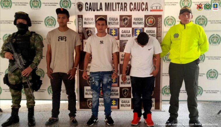 En la foto aparecen los tres presuntos implicados en el hurto violento de motocicletas. A lado y lado de ellos hay uniformados de la Policía  y Ejército Nacional. Detrás de ellos hay un pendón interinstitucional con logos del Gaula Ejército, Policía Nacional y Fiscalía.