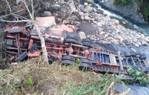 ACCIDENTE DE TRACTOCAMIÓN EN LA VÍA SASAIMA-VILLETA.