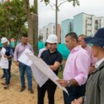 Alcalde Carlos Maya recorre en Pereira obras del Centro Deportivo Santa Clara