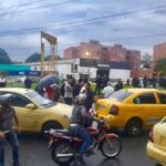 Bloqueos en varias vías de Armenia por protestas de taxistas