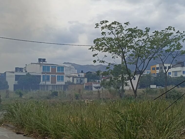 Bomberos Yopal controló incendio forestal en inmediaciones de Homecenter.