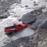 CAMIONETA CAYÓ AL RIO NEGRO EN LA VÍA PACHO-LA PALMA