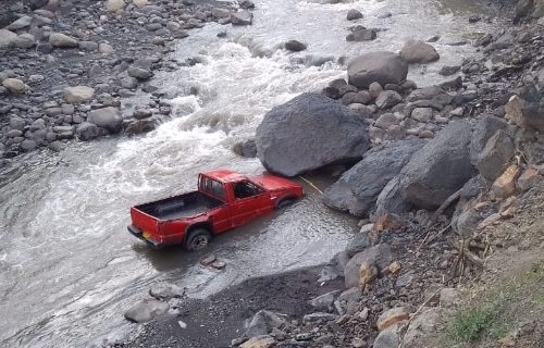 CAMIONETA CAYÓ AL RIO NEGRO EN LA VÍA PACHO-LA PALMA