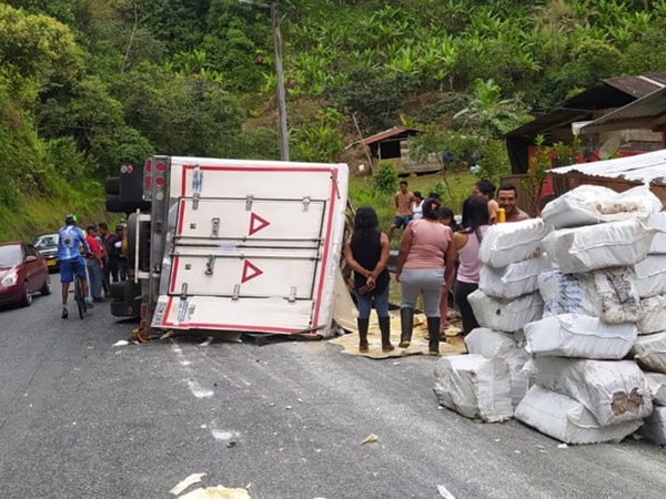 Camión que iba cargado con camarones se volcó en vías de Nariño, dos personas resultaron heridas