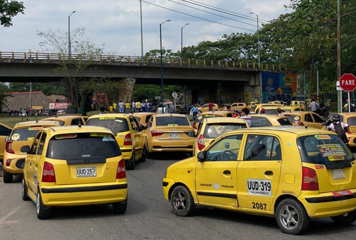 Con esporádicos enfrentamientos, avanza paro de taxistas en Villavicencio
