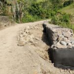 Construyen muro de contención en gaviones en vía de acceso a San Bernardo