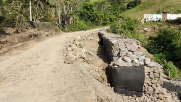 Construyen muro de contención en gaviones en vía de acceso a San Bernardo