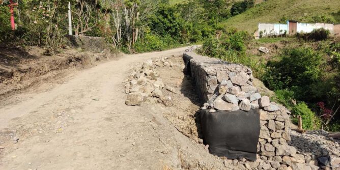 Construyen muro de contención en gaviones en vía de acceso a San Bernardo