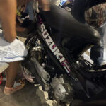 Delincuente le jaló el bolso a mujer y por poco la tumba de su moto