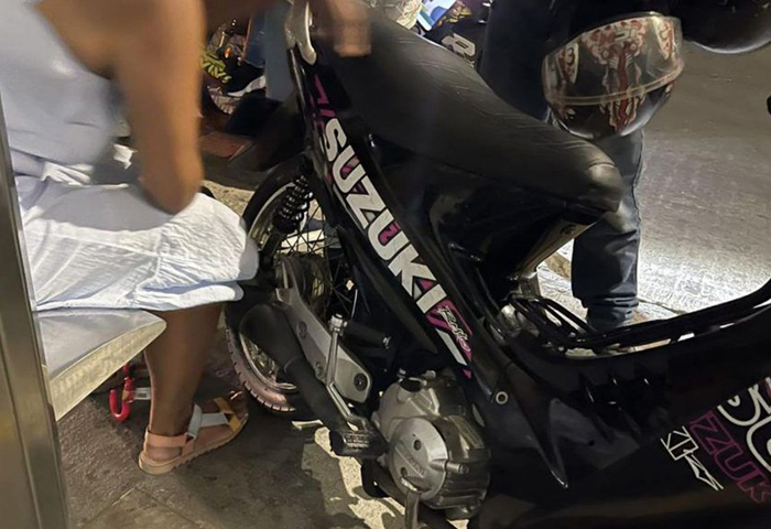 Delincuente le jaló el bolso a mujer y por poco la tumba de su moto