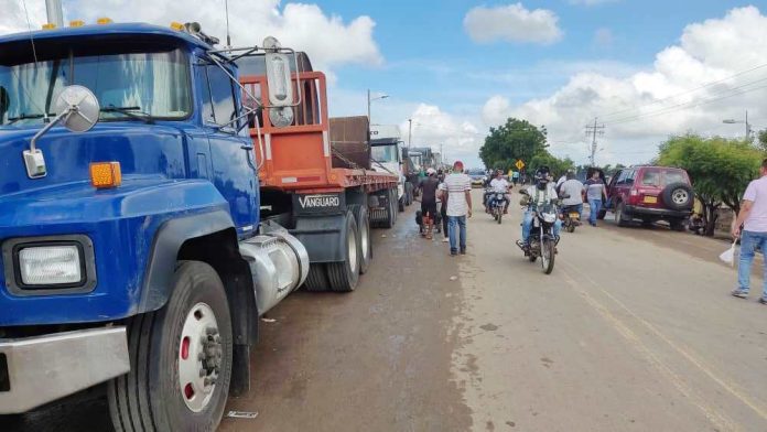 Aspecto del flujo vehicular que se presenta a diario en Paraguachón.