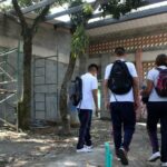 En video quedó registrada la golpiza de dos jóvenes en un colegio