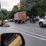 Accidente entre un camion y dos motos genero congestion vehicular en la Regional 3