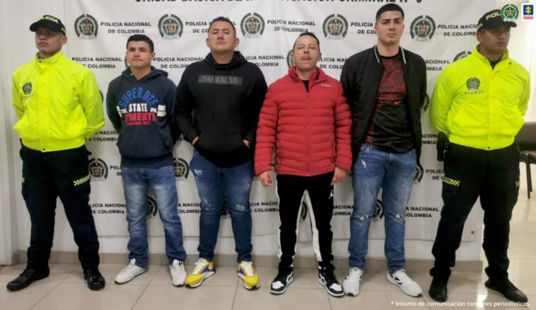 se ven los cuatro capturados de ropa de civil acompañados por dos integrantes de la Sijin de Bogotá