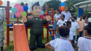 Fuerza Aérea remodeló parque recreativo del colegio el Esfuerzo en San Andrés