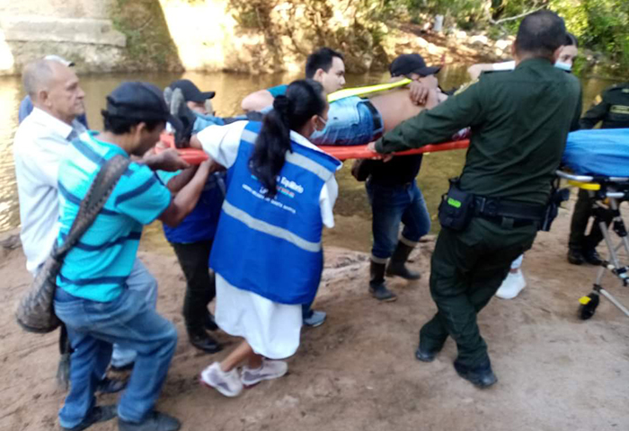 Heridos tres indígenas al caer de un puente