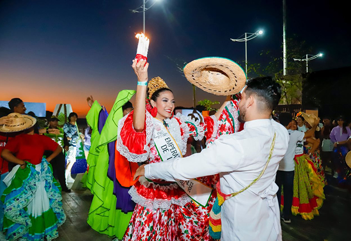 La Cumbia reinó en el camellón de la Bahía