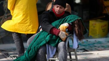 Hombre sostiene el cuerpo de su hija muerta en Turquía