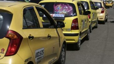 Líder de taxistas dice que carrera mínima debería costar $18.000