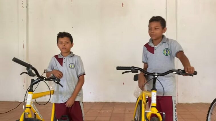 Masiva entrega de bicicletas para que niños puedan asistir a clases en Ayapel