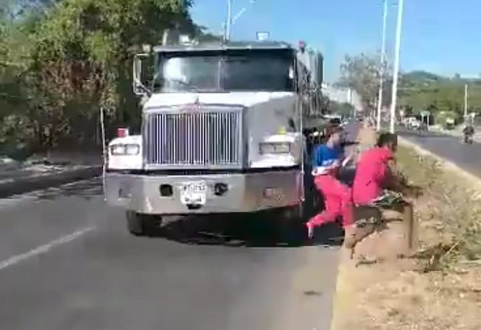 Menores desafían la muerte, se lanzan a los vehículos en marcha