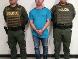 En la fotografía aparece el capturado junto a dos uniformados de la Policía Nacional