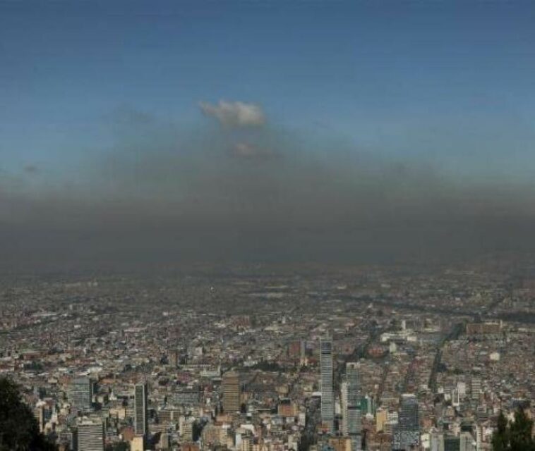 Regresa el tapabocas a Bogotá tras alerta por mala calidad del aire