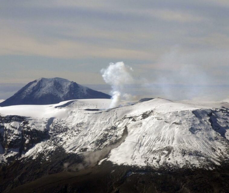 Servicio Geológico dice que actividad de volcán Nevado del Ruiz es ‘mucho mayor’