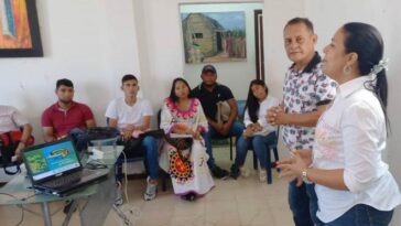 María Victoria Barros, secretaria de educación de Barrancas, junto al periodista mario Alfonso Puello, socializaron la propuesta ante jóvenes del municipio de Barrancas.
