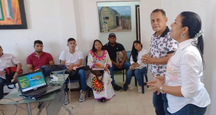 María Victoria Barros, secretaria de educación de Barrancas, junto al periodista mario Alfonso Puello, socializaron la propuesta ante jóvenes del municipio de Barrancas.