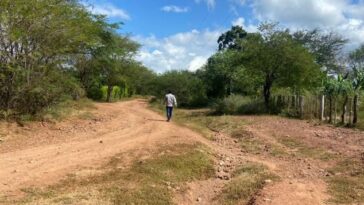 La administración de Barrancas adecuando las vías terciarias mediante pavimento para irle mejorándo el nivel de vida a la zona rural.