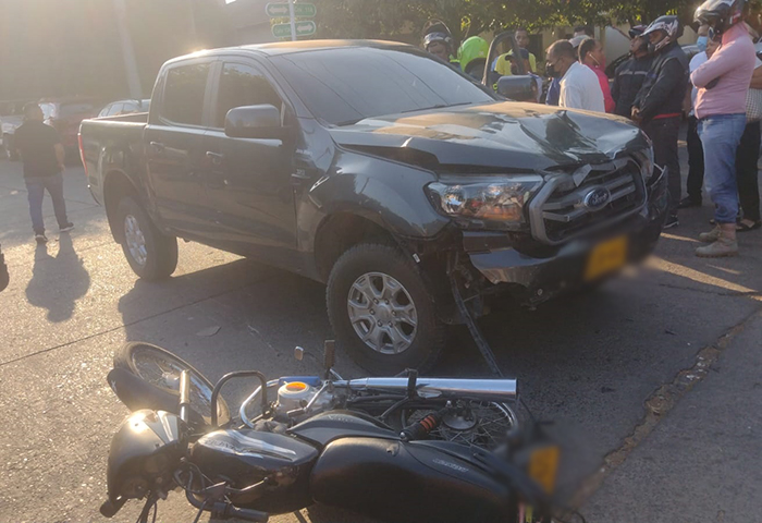 Tres heridos en choque entre camioneta y moto