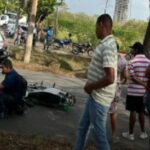 Un carro habría arrollado a dos motociclistas frente al Imat