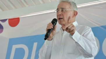 “Un monopolio estatal sería gravísimo": Uribe habló de la reforma a la salud en su visita a Cali