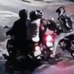Video: Mujer iba en su moto y tres bandidos la acorralaron y la atracaron