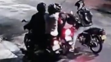 Video: Mujer iba en su moto y tres bandidos la acorralaron y la atracaron