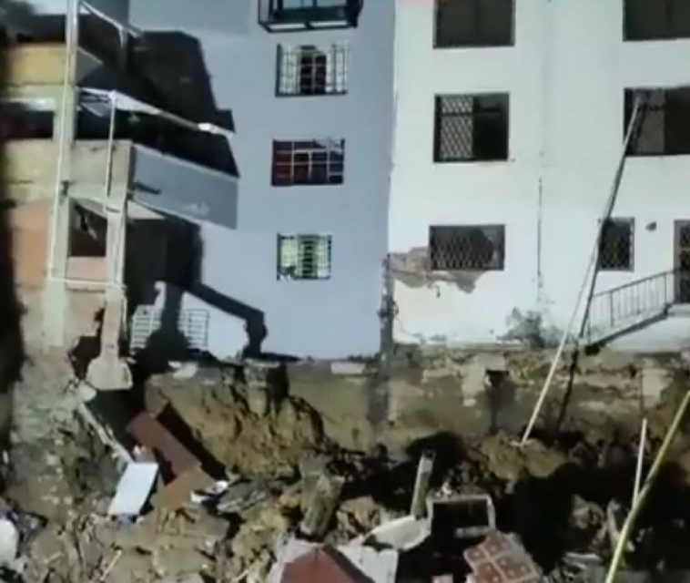 Video:barrio de Cali se estremeció por caída de construcción; evacuación masiva