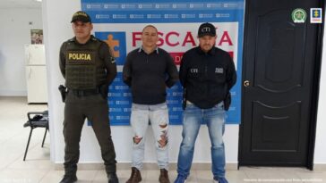 en la foto aparece un funcionario del CTI y otro de la Policía custodiando al hoy asegurado.