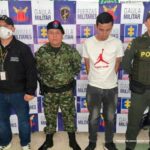 En la fotografía se observa el capturado junto a un investigador del CTI y dos uniformados del Ejército y la Policía Nacional