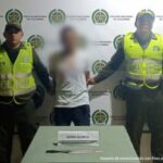 En la foto están tres personas,  un hombre de blanco quien fue capturado en flagrancia por los dos uniformados de la Policía Nacional cuando al parecer cometió el crimen de su esposa.