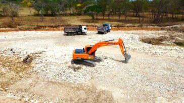 Canal y jarillón de 300 metros en el río Guachiría