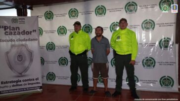 En la foto aparece el hoy asegurado siendo custodiado por dos miembros de la Policía.