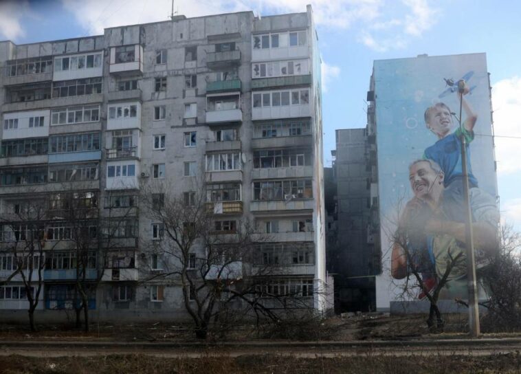 Ciudad ucraniana de Bajmut podría caer en manos rusas "en los próximos días" (OTAN)