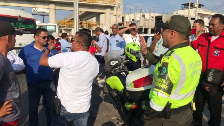 Conductores de buses intermunicipales bloquean la Troncal del Caribe