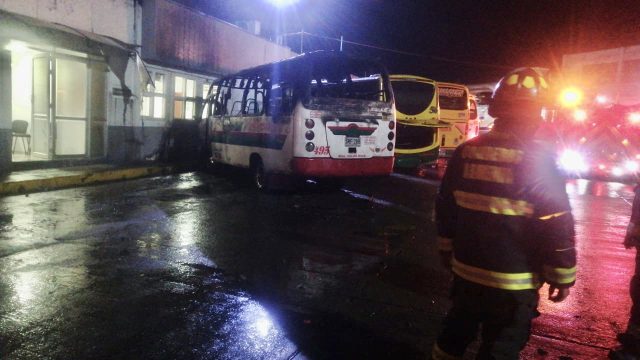 Dos buses se incendiaron en el parqueadero de la Terminal de Armenia