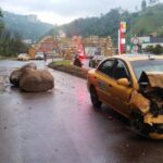 Dos lesionados dejó caída de rocas sobre un taxi en la vía Panamericana en cercanías a Los Cámbulos