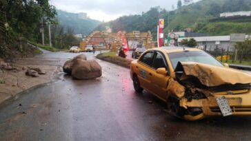 Dos lesionados dejó caída de rocas sobre un taxi en la vía Panamericana en cercanías a Los Cámbulos