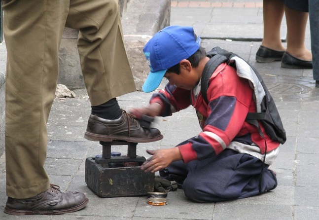 El año pasado habían en el Mercado Nuevo de Riohacha, 25 niños trabajadores. Se cree que a la fecha la cifra bordea los 30 infantes, que muchos de ellos llevan en sustento a la casa.