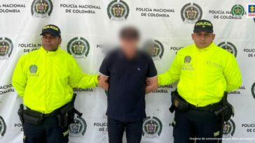 En la imagen está el hombre de 56 años presunto autor del delito de actos sexuales con menor de 14 años. Lo acompañan dos efectivos de la Policía Nacional.