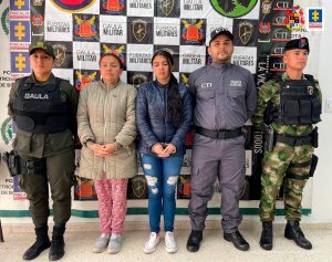 En la fotografía aparece una persona capturada, así como miembros de la Fiscalía General de la Nación y de la Policía Nacional.  En el reverso de la imagen se encuentran pancartas de la Policía Nacional y la Fiscalía General de la República.